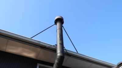 煙突は屋根面から60cm上げないとダメ？