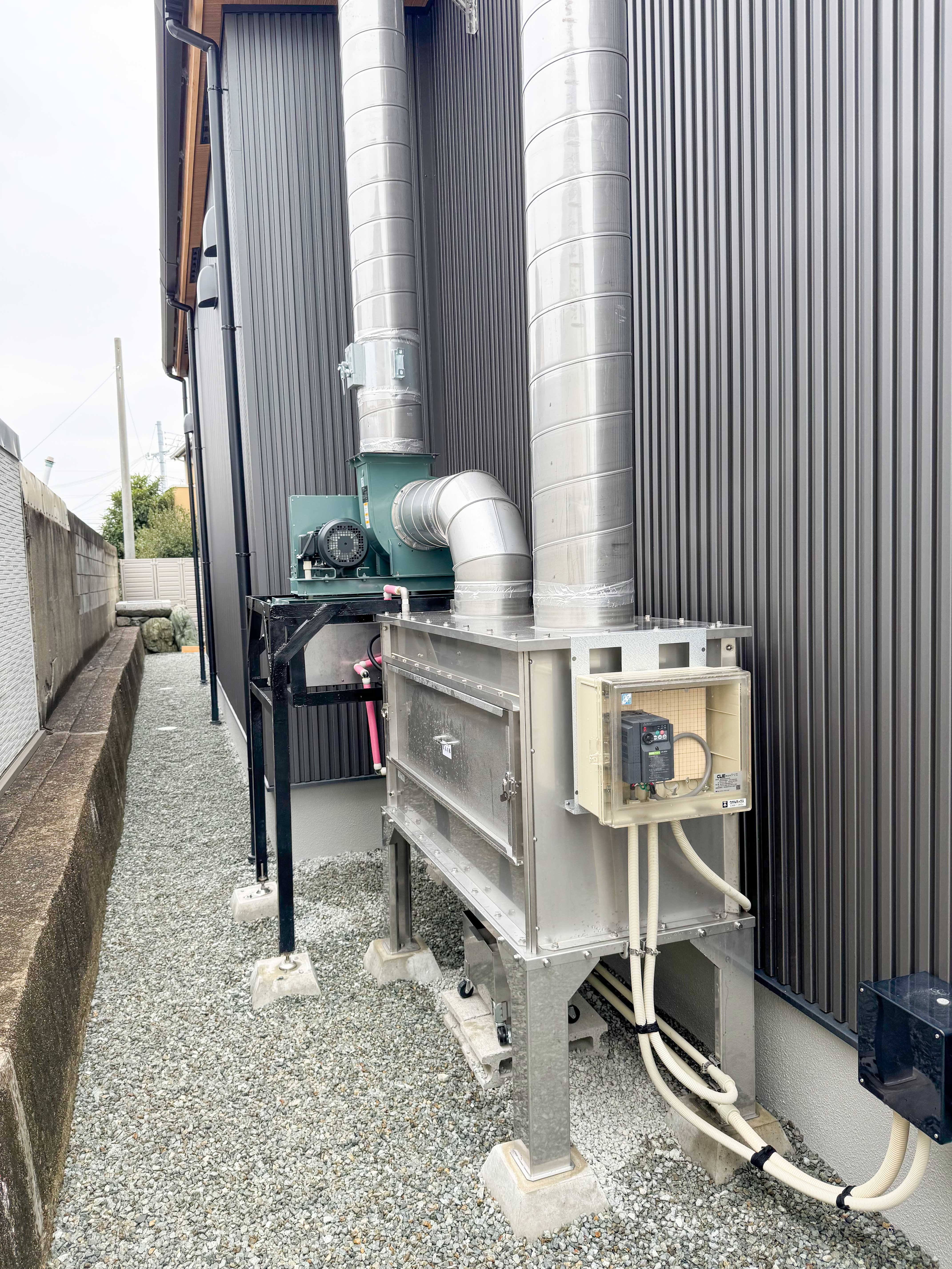 天吊ヒーター   ストーブ  排ガスリール 自動車 工場 設備 導入事例】和歌山県｜ススとり君を設置させていただきました - 【公式